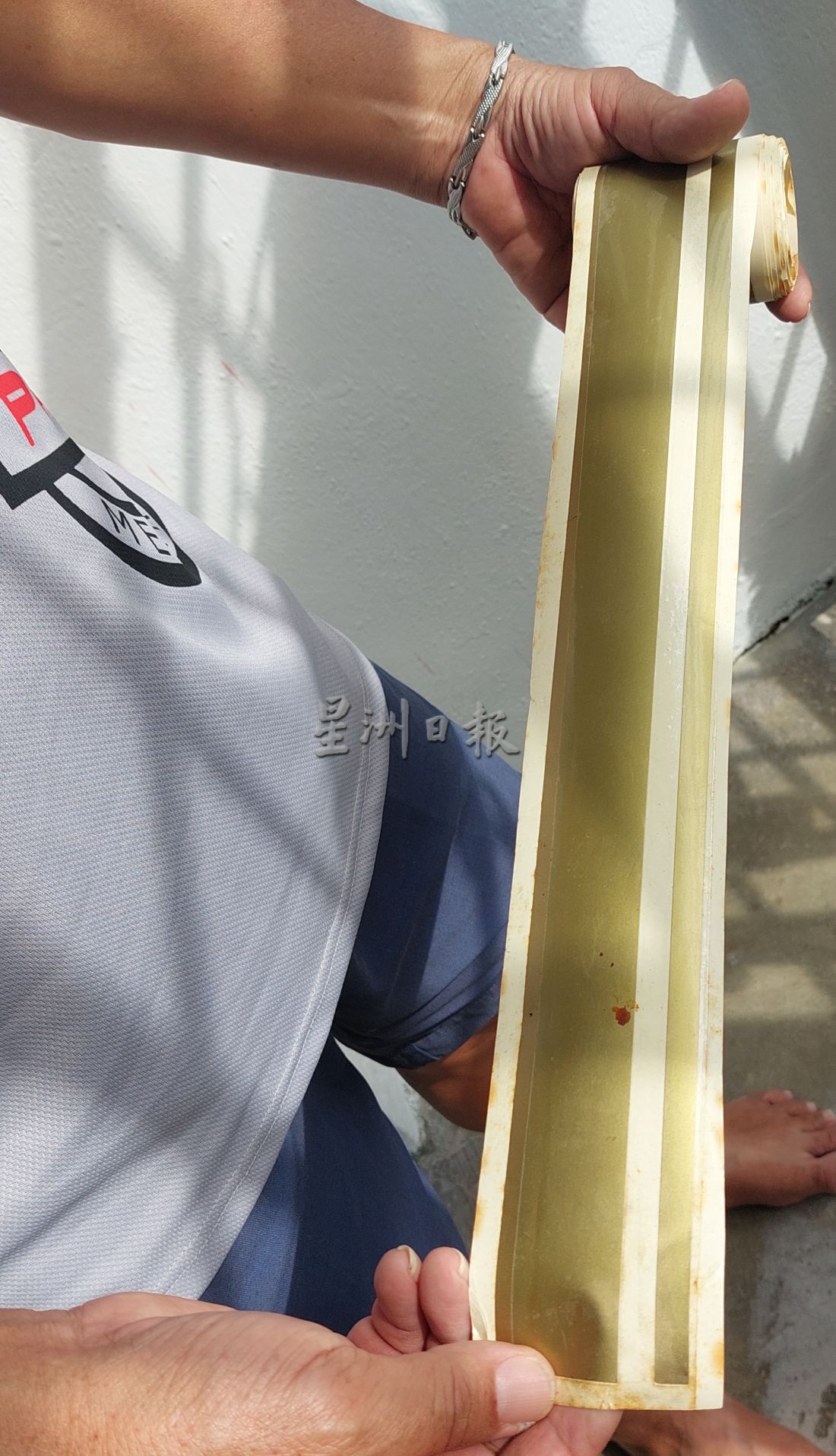 (古城第五版主文)手作的温度-手作广告人陈书泉一笔一画添广告情感与余温