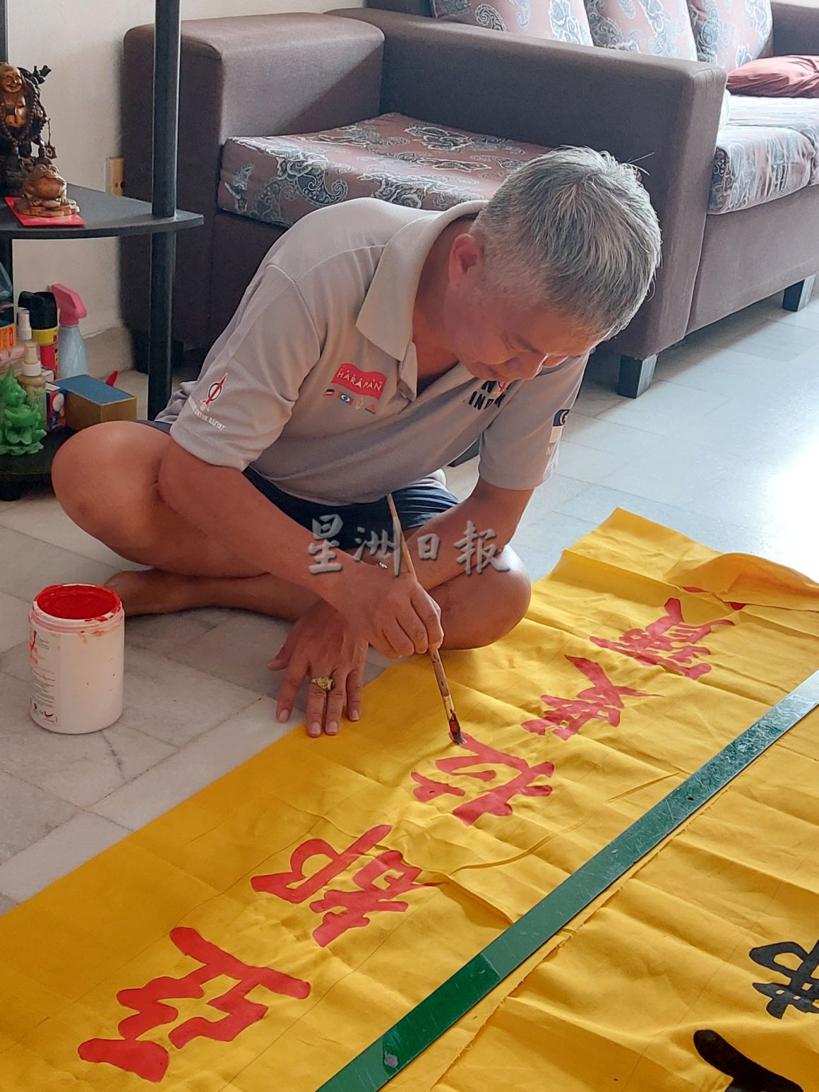 (古城第五版主文)手作的温度-手作广告人陈书泉一笔一画添广告情感与余温