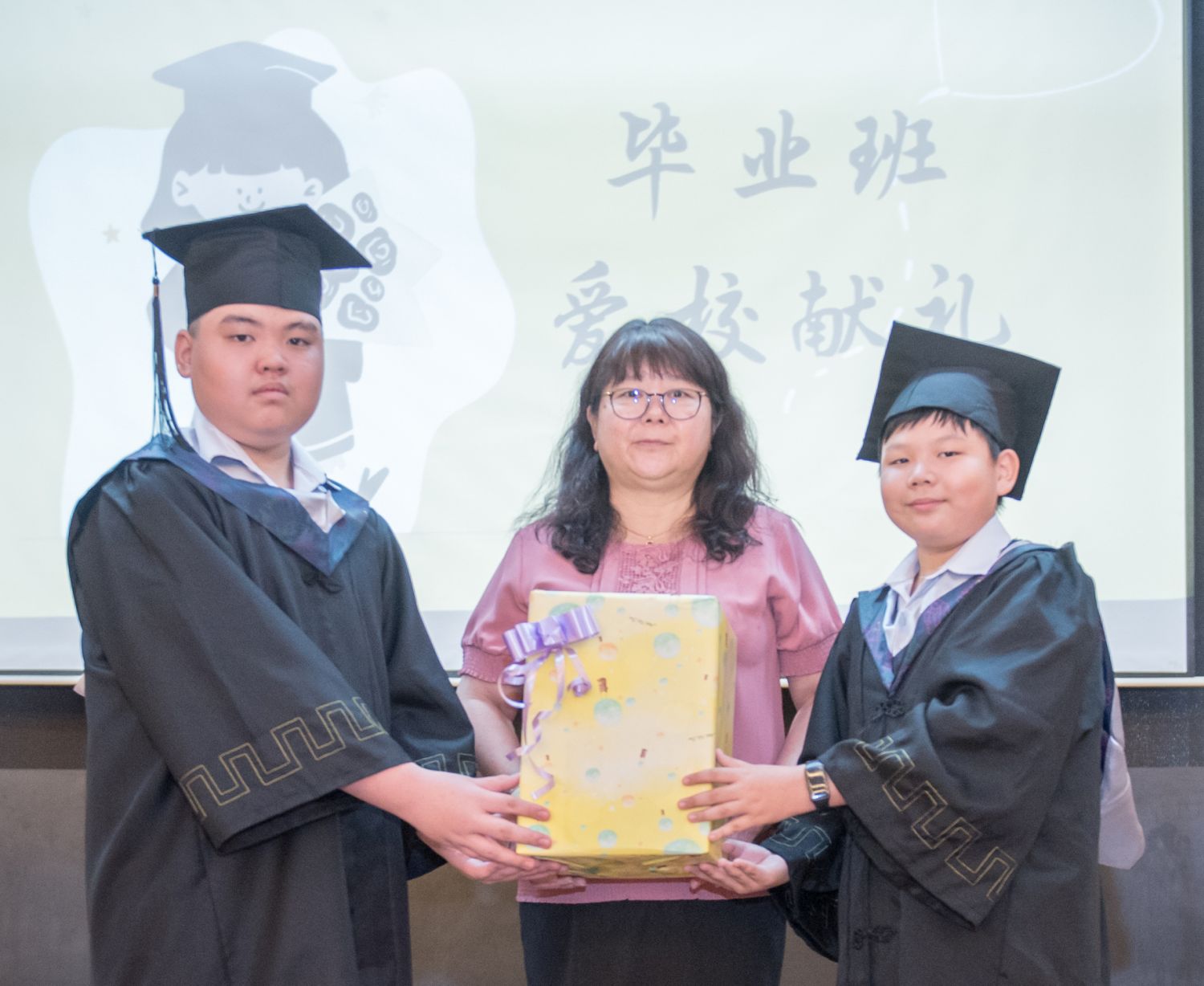 (古城第六版主文)甲培德学校高唱骊歌送44毕业生