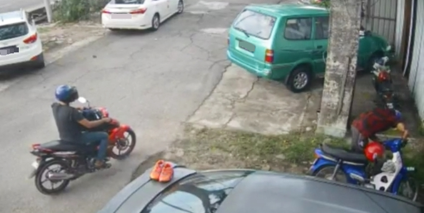 3人经过该处，却没人发现有人正在偷摩托车！