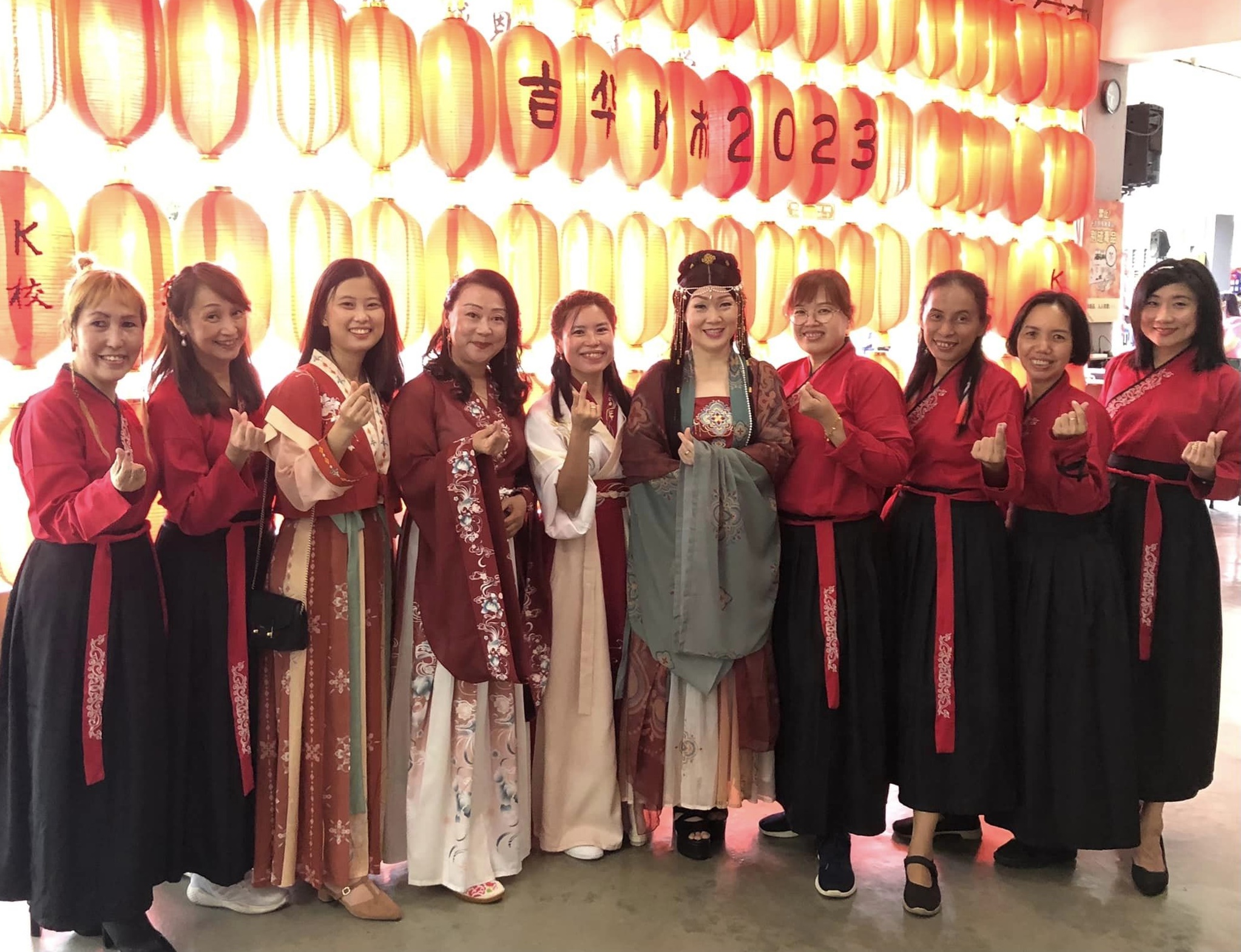 (大北马)吉华K校2023癸卯年新春庙会,逾2000名董家协理事、教师、家长和学生纷纷穿上汉服和唐装,过个“穿越”的兔年。