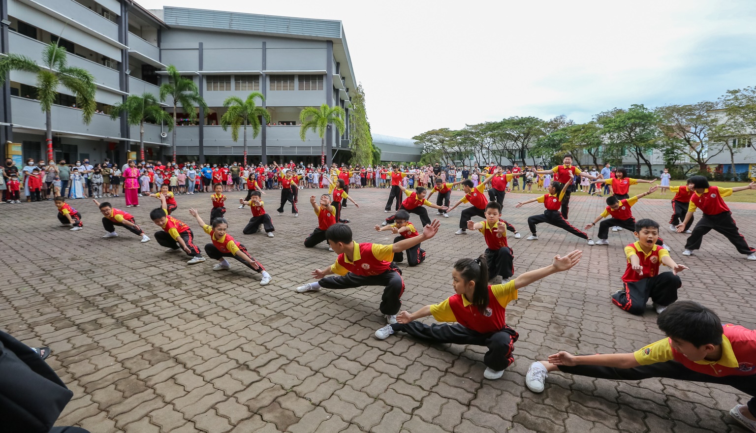 (大北马)吉华K校2023癸卯年新春庙会,逾2000名董家协理事、教师、家长和学生纷纷穿上汉服和唐装,过个“穿越”的兔年。