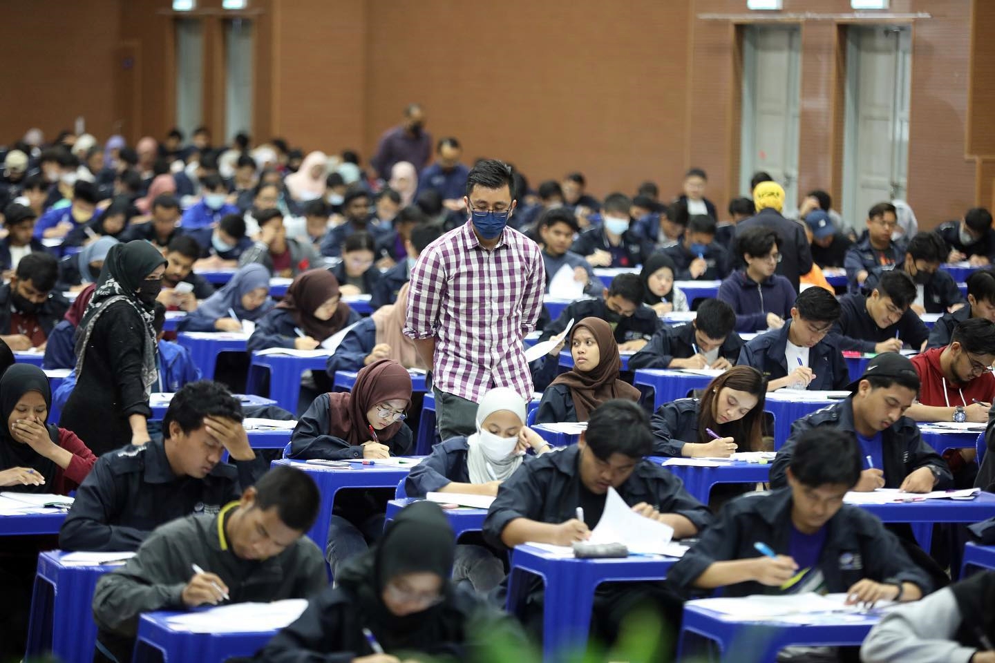 大专生应考照“恶搞”，网民创意留言制图设独白，搞笑惹人发笑