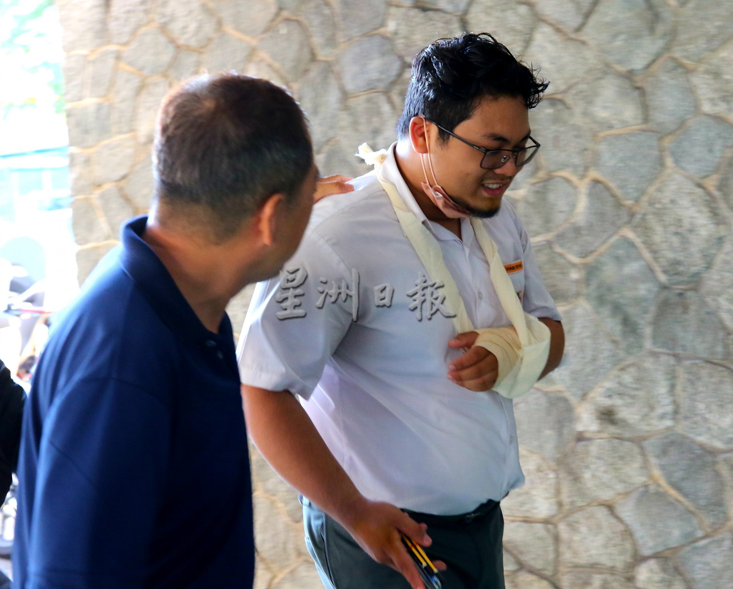 (大北马)林慧英巡视考场,并为考生加油