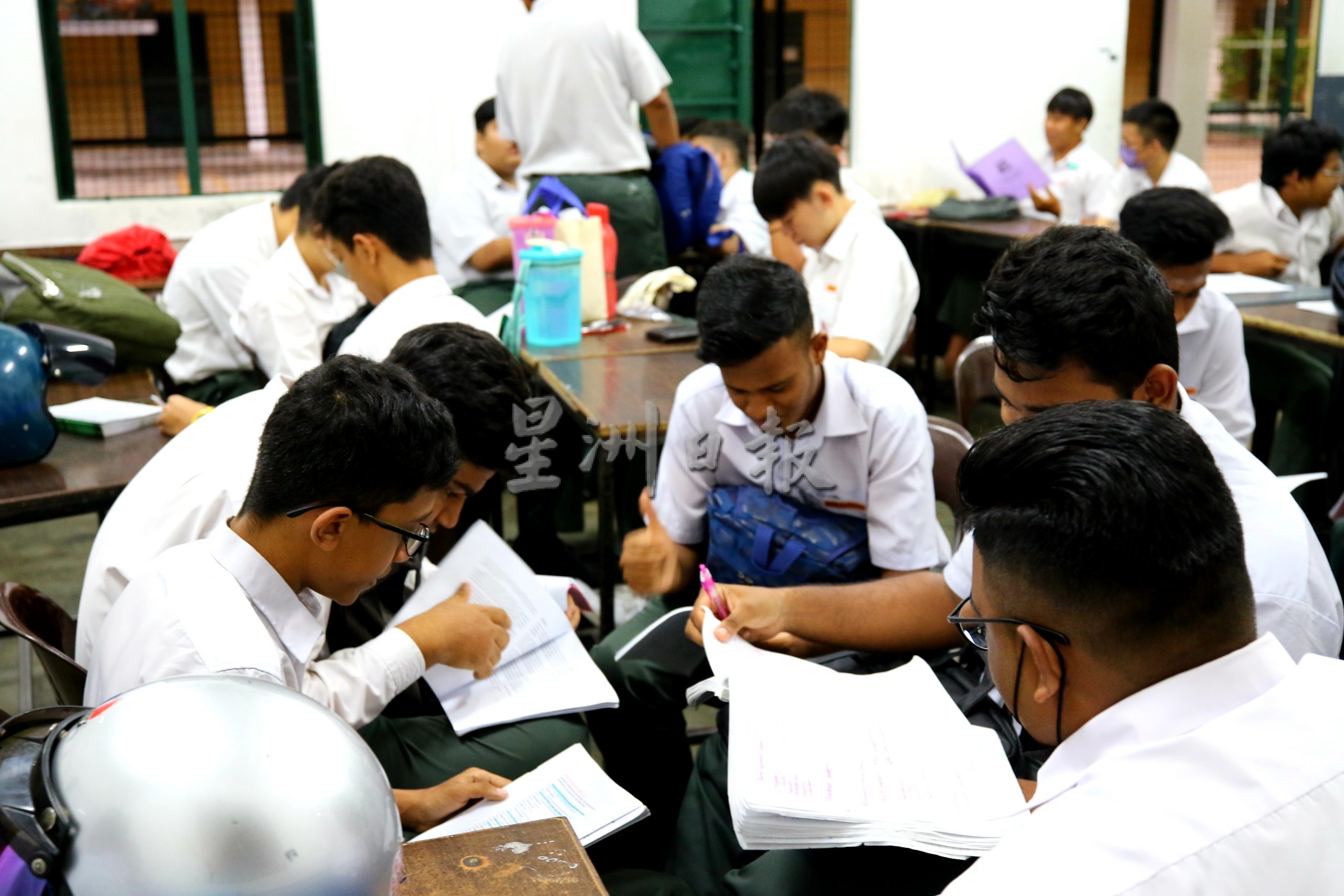 (大北马)林慧英巡视考场,并为考生加油