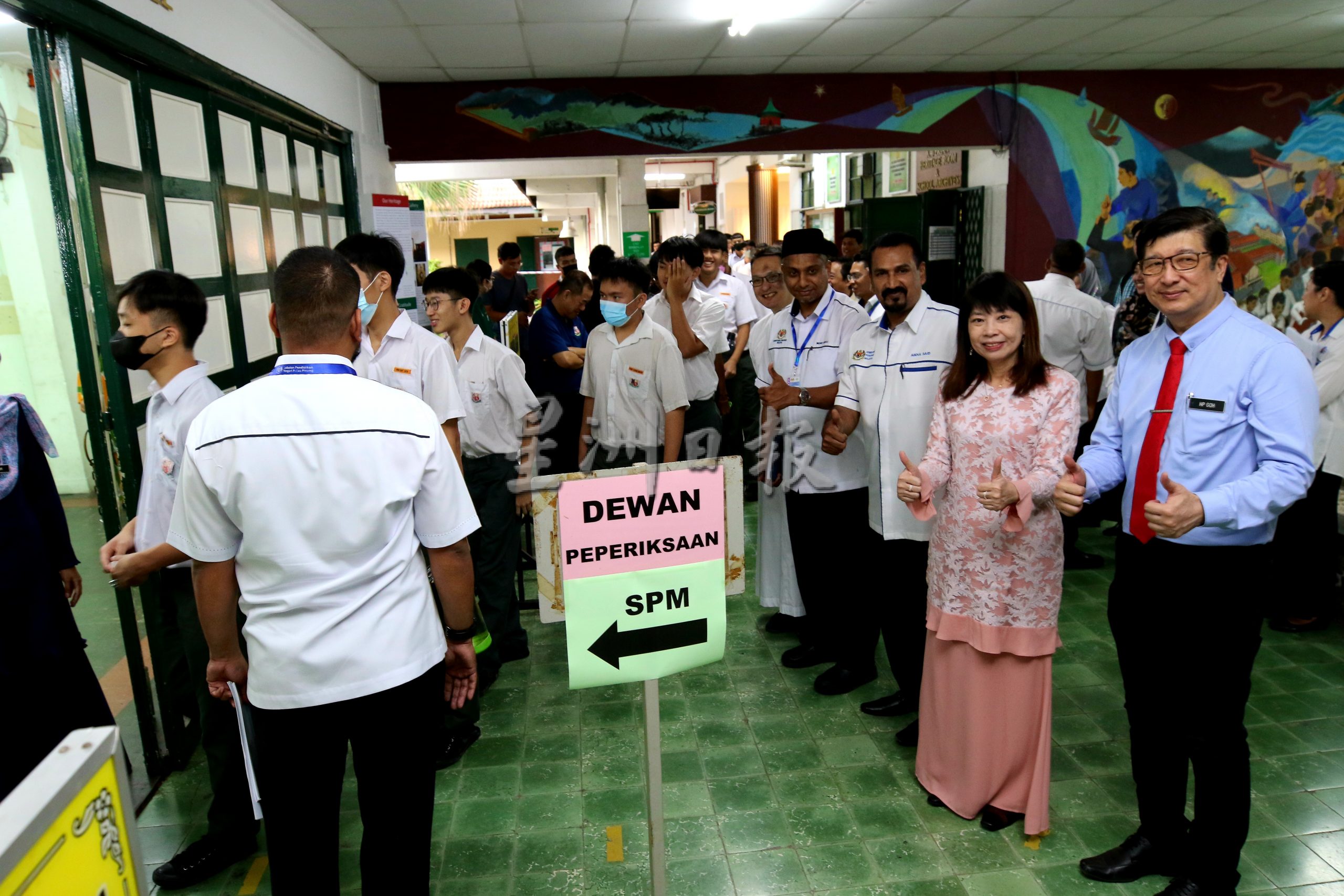 (大北马)林慧英巡视考场,并为考生加油