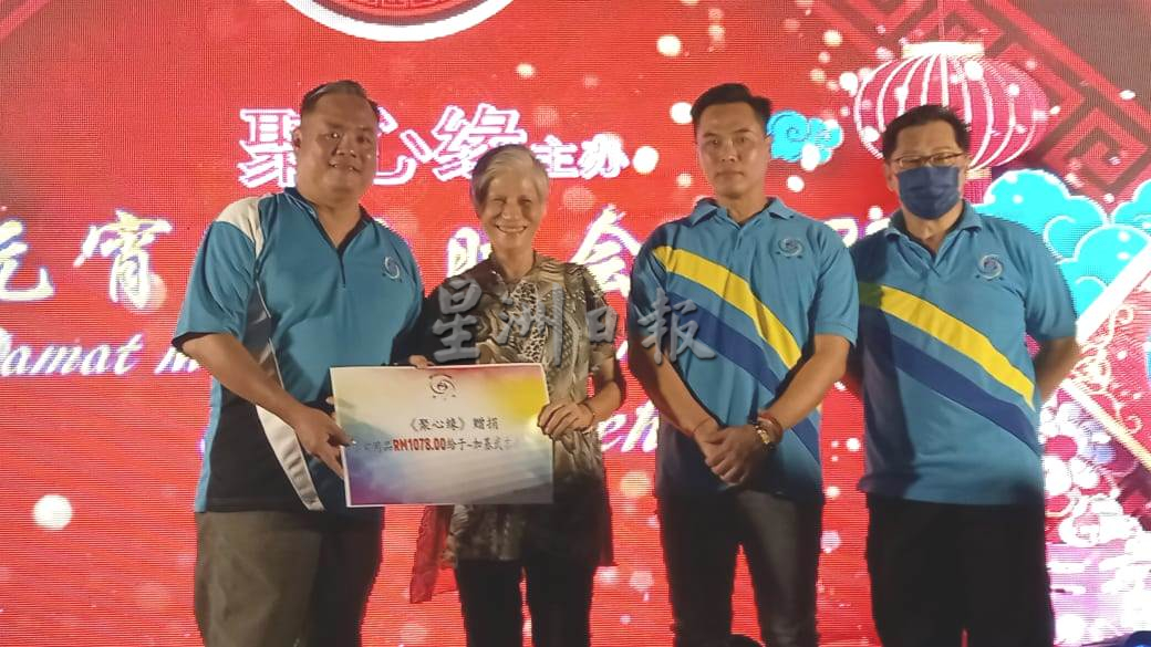 聚心缘庆元宵大会主席陈钉锞校长指出，聚心缘成立迄今，已迈向第8个年头，行善的活动拨款数额经超出100万令吉。世上有两件事不能等，一是孝顺，二是行善。聚心缘做善事并非求名，也不为利，仅持着尽本份存无私的心去做好事。