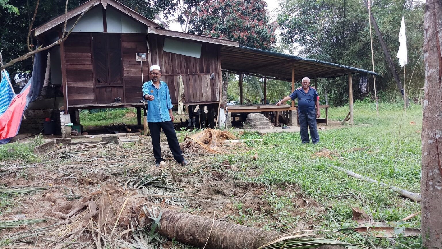 野象“拖家带口”闯民宅范围觅食,吓坏村民!