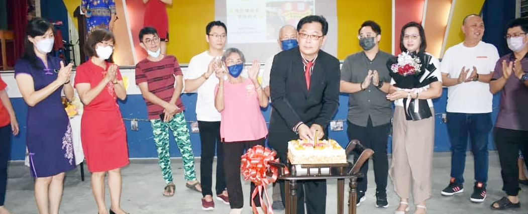 （大北马）陈订锞杏坛服务34年荣休，喜见父母及在外发展儿子随家人突现欢送会