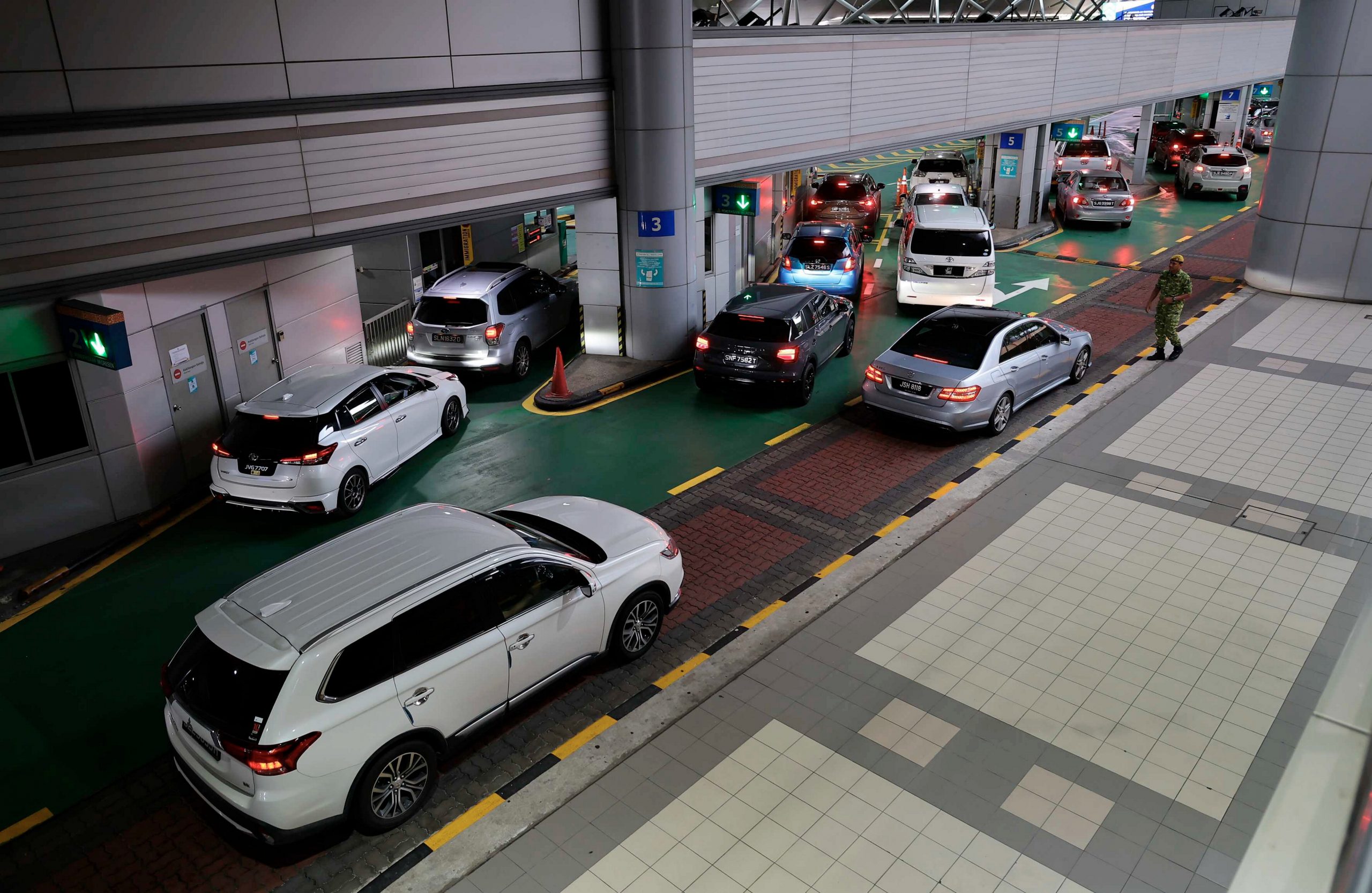 (已签发)全国:移民局总监:迅速反应小组奏效,柔2关卡拥堵情况舒缓