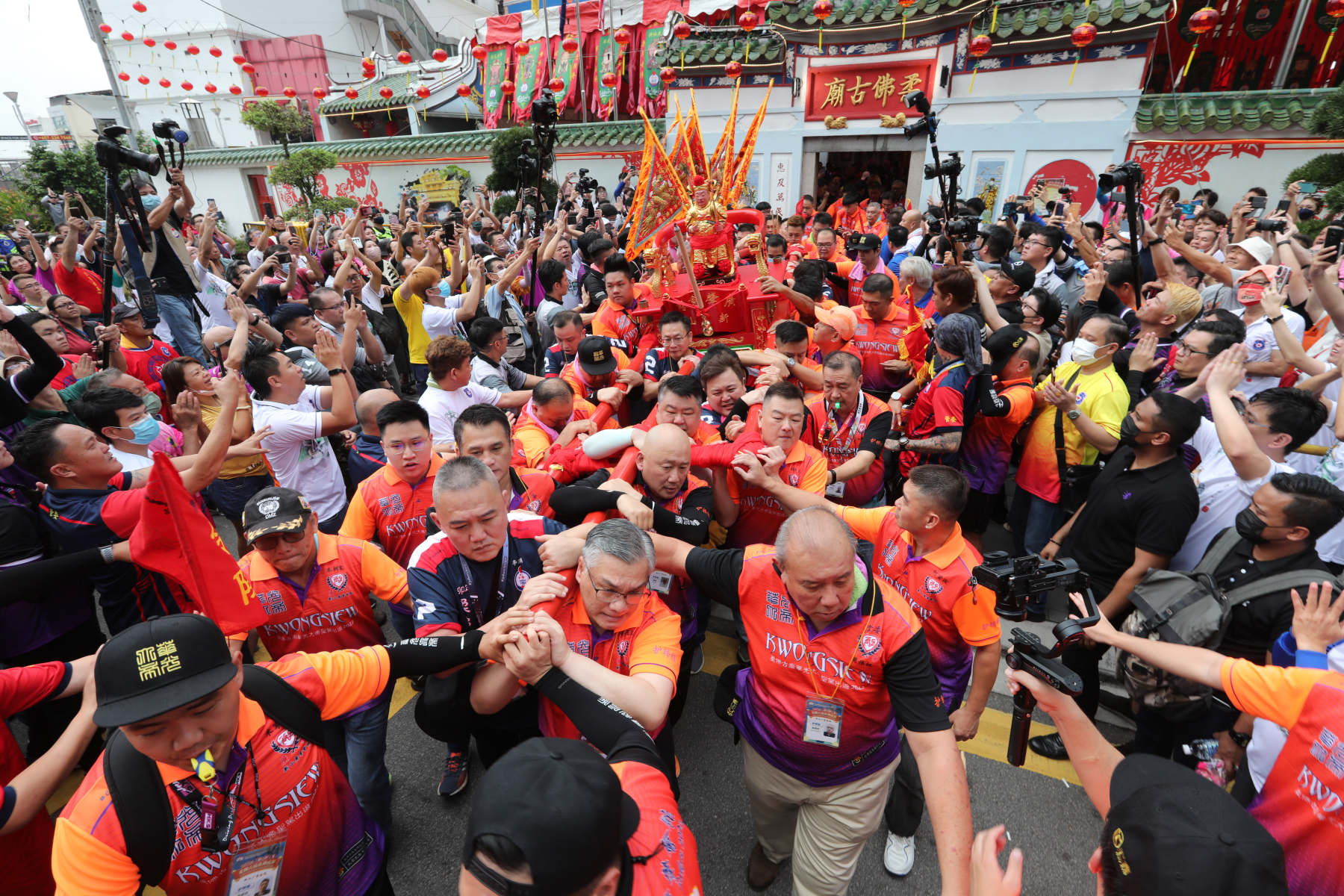 柔佛古庙游神盛会“众神出銮”,赴会人潮超疫情前一倍以上
