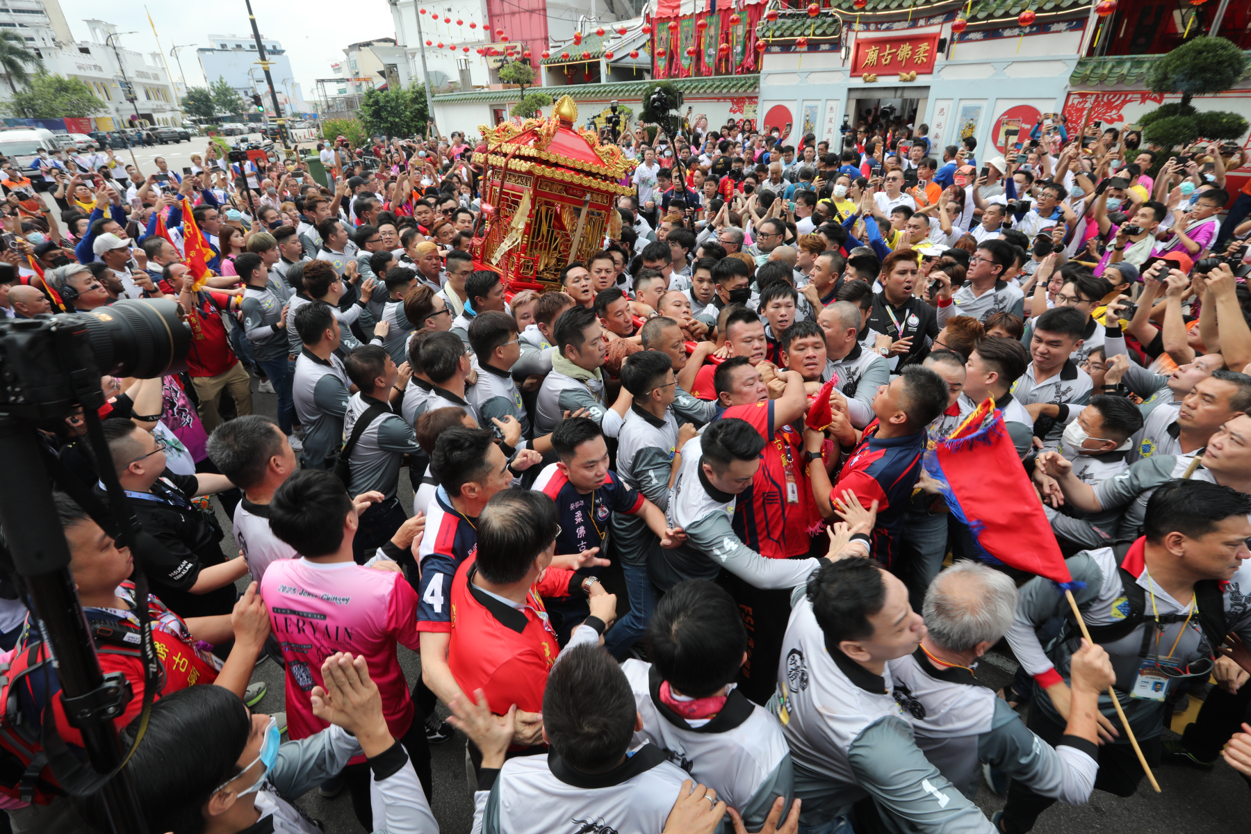 柔佛古庙游神盛会“众神出銮”,赴会人潮超疫情前一倍以上
