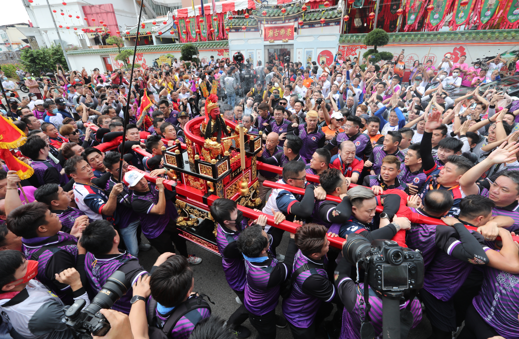 柔佛古庙游神盛会“众神出銮”,赴会人潮超疫情前一倍以上