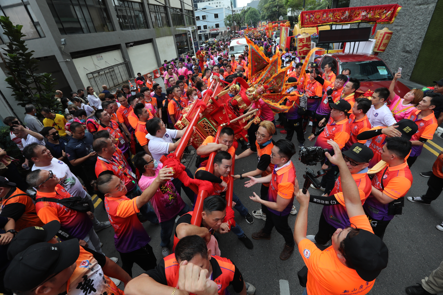 柔佛古庙游神盛会“众神出銮”，赴会人潮超疫情前一倍以上