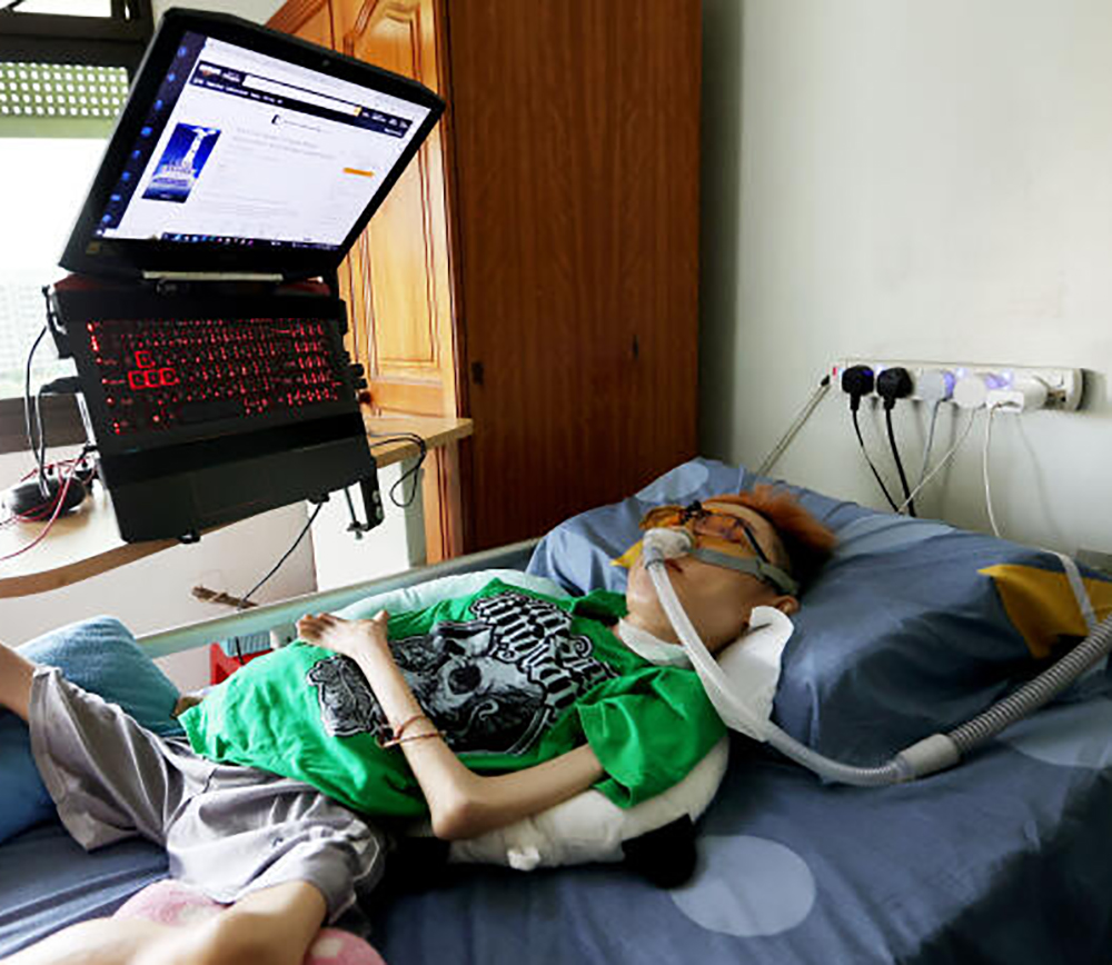 (已签发)柔:狮城二三事:5岁患罕见肌肉萎缩症 瘫痪男自学马来语出书授课当‘老师’