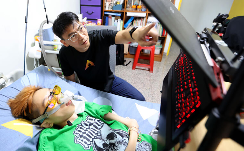 (已签发)柔:狮城二三事:5岁患罕见肌肉萎缩症 瘫痪男自学马来语出书授课当‘老师’