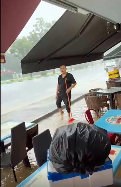 (已签发)柔:狮城二三事:8餐馆暴雨后淹水 暂停营业两小时