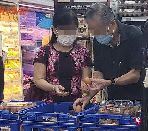 (已签发)柔:狮城二三事:为凑一盒“完美”鸡蛋,男女超市内花15分钟挑蛋