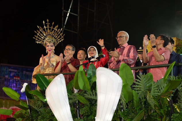 (已签发)柔:狮城二三事:妆艺大游行细雨纷飞 表演者与观众齐“拥抱明天”