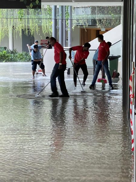 小贩中心大雨漏水 电梯被淹坏 摊贩忧安全隐患