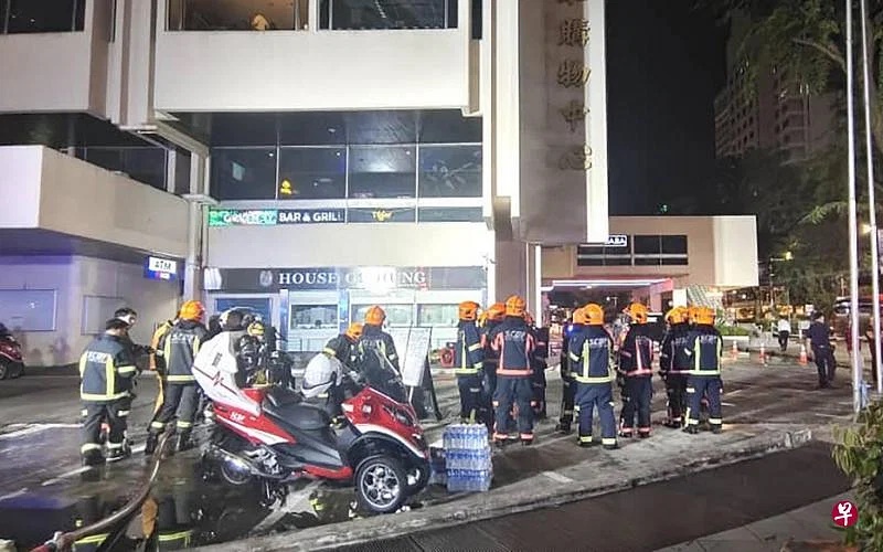 （已签发）柔：狮城二三事：打烊珠宝店起火 上百人疏散