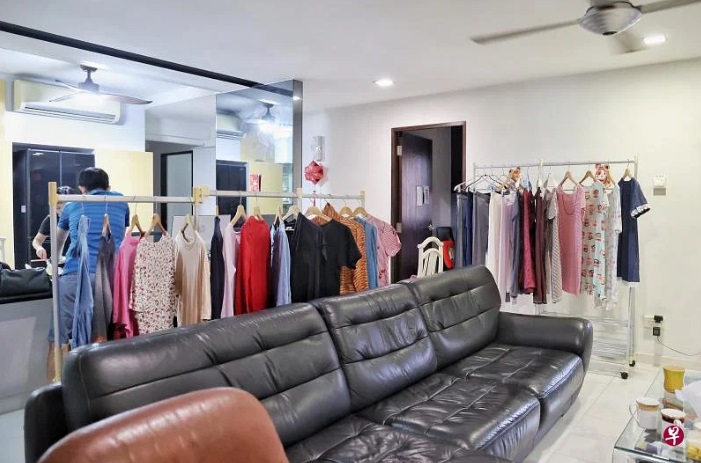 (已签发)柔:狮城二三事:晒窗外遭弄脏留阴影,七旬妇客厅晾衣16年