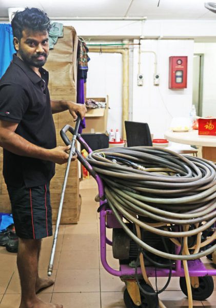 机警清洁工 洗地水枪灭火