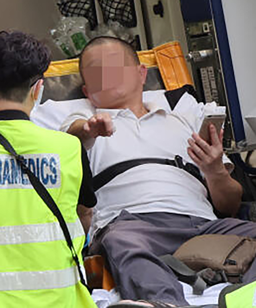 (已签发)柔:狮城二三事:汽车与德士相撞,男女爬出弃车逃