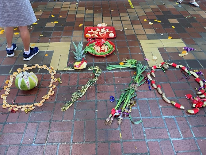 (已签发)柔:狮城二三事:狮城兀兰服装店元宵醒狮采青送财 “跳字”开头奖