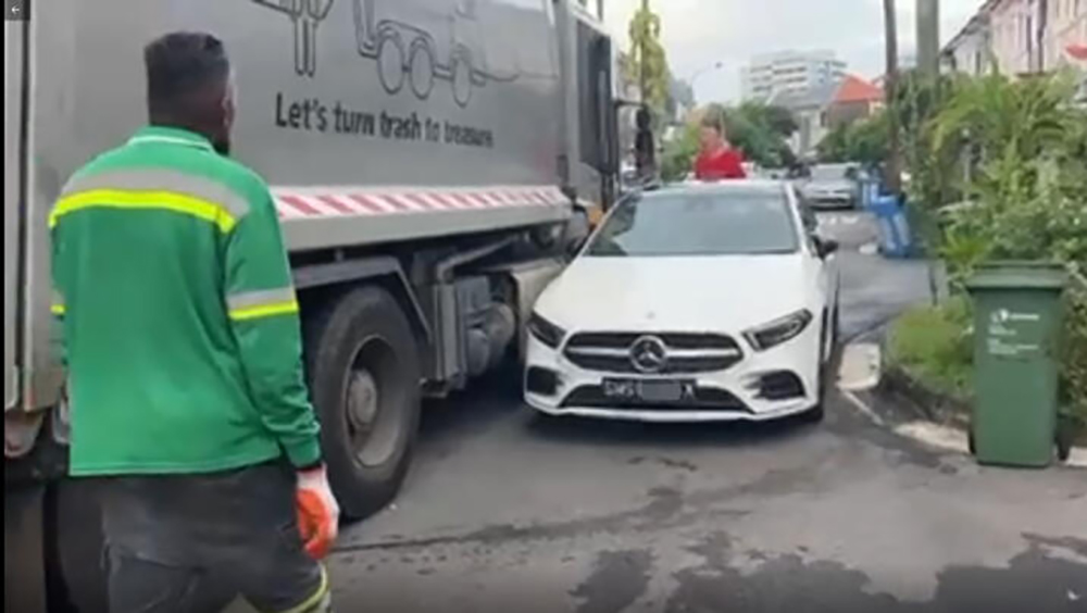 轿车‘挡’垃圾车 工人车主爆冲突