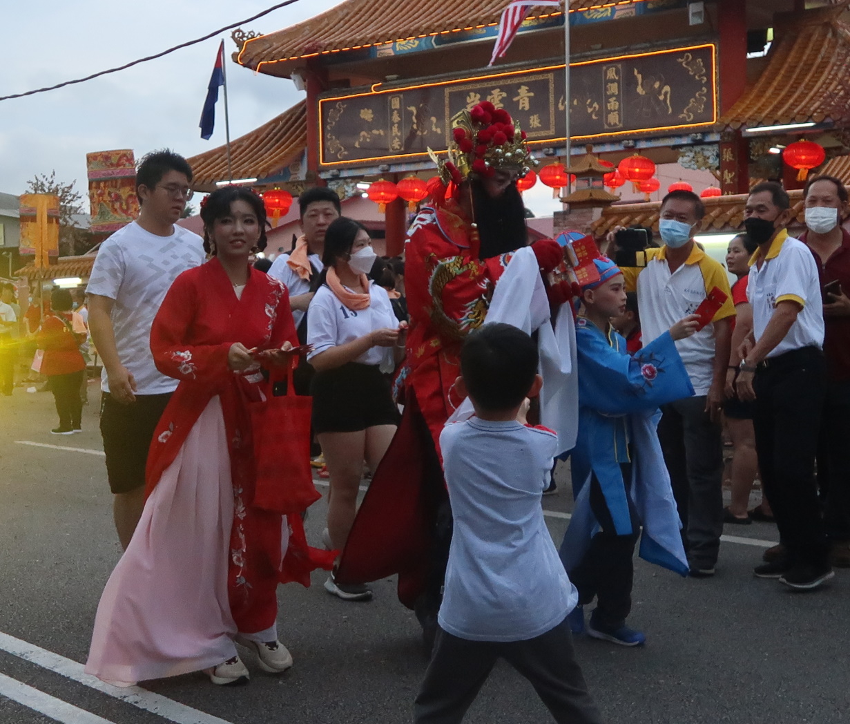 青云岩元宵巡境神游，民众祈福驻足观赏