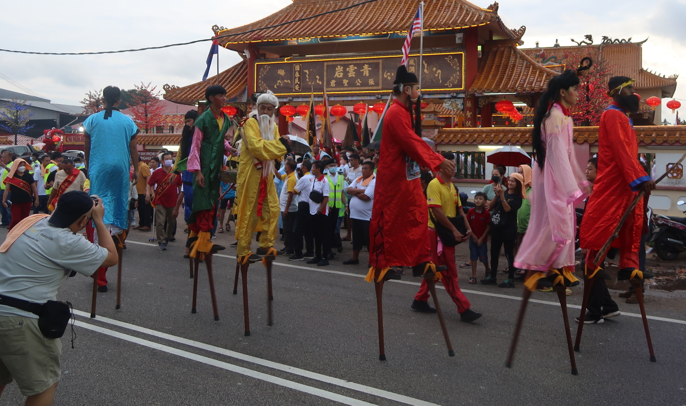 青云岩元宵巡境神游,民众祈福驻足观赏