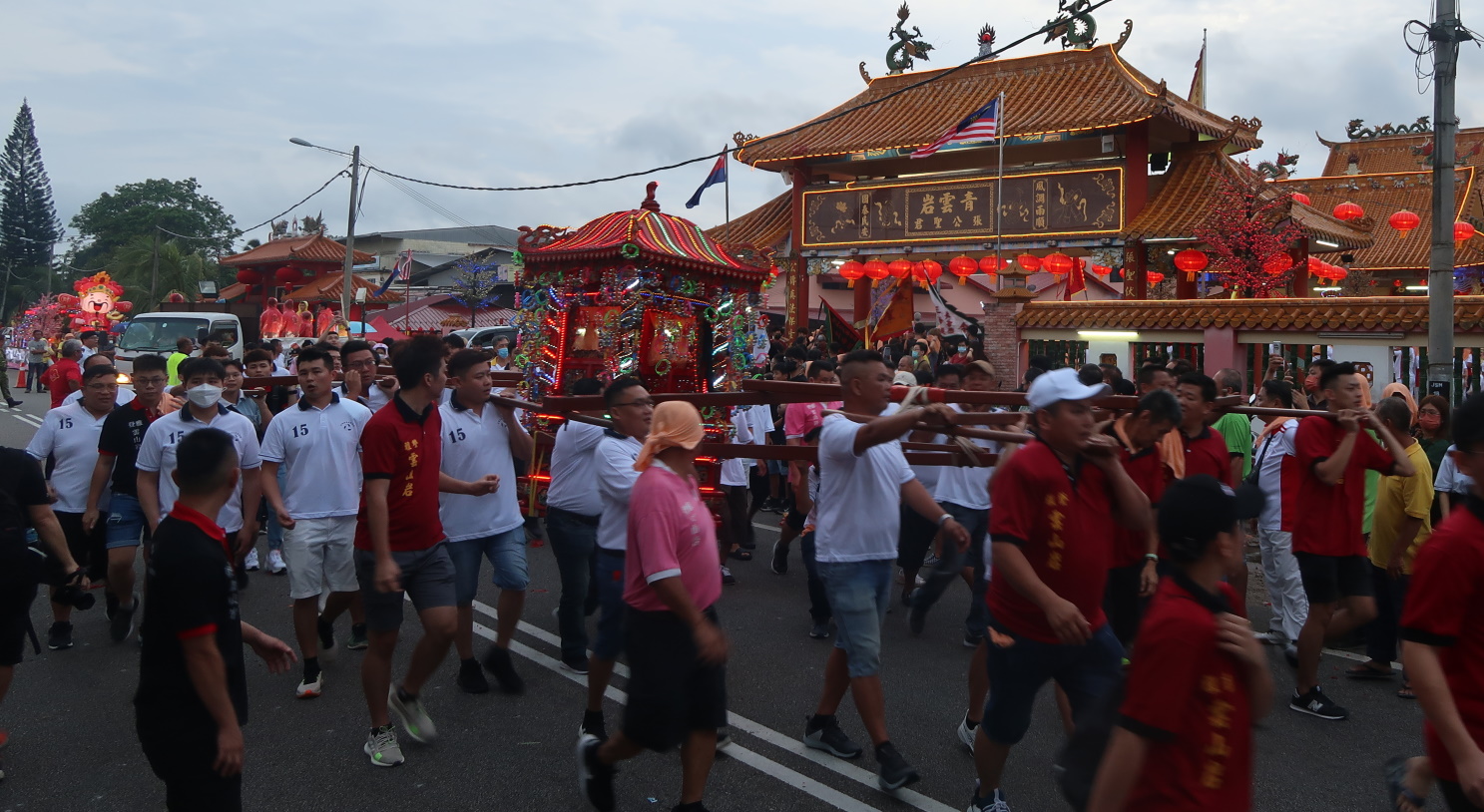 青云岩元宵巡境神游,民众祈福驻足观赏