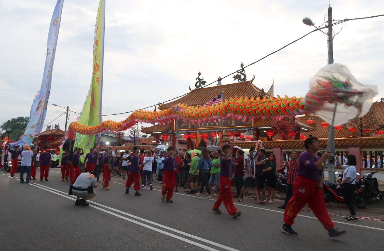 青云岩元宵巡境神游，民众祈福驻足观赏