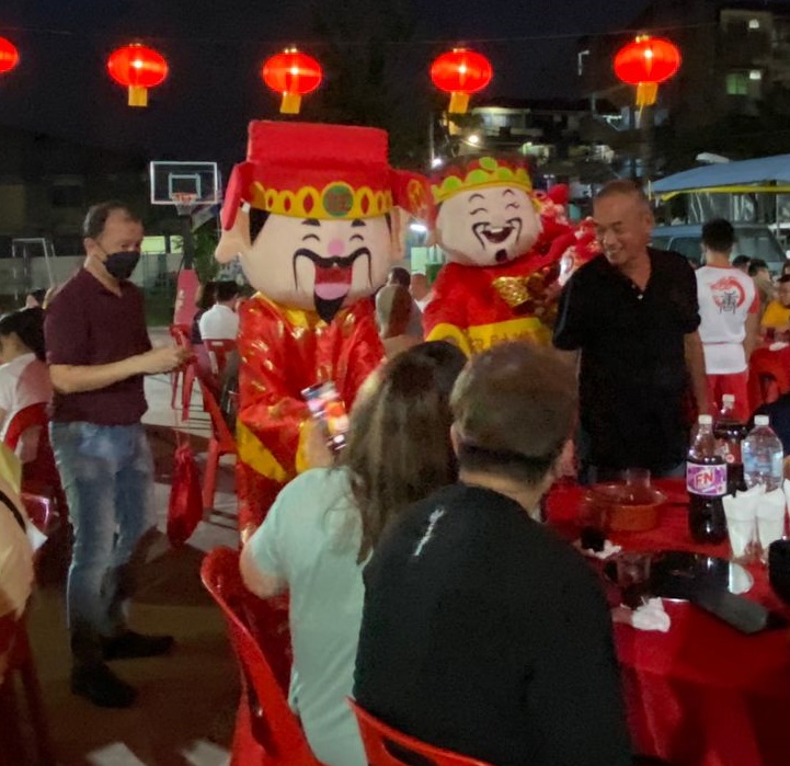 （暖势力) 麦曼珍华小别开生面的“新春古早味露天火锅”迎春活动。