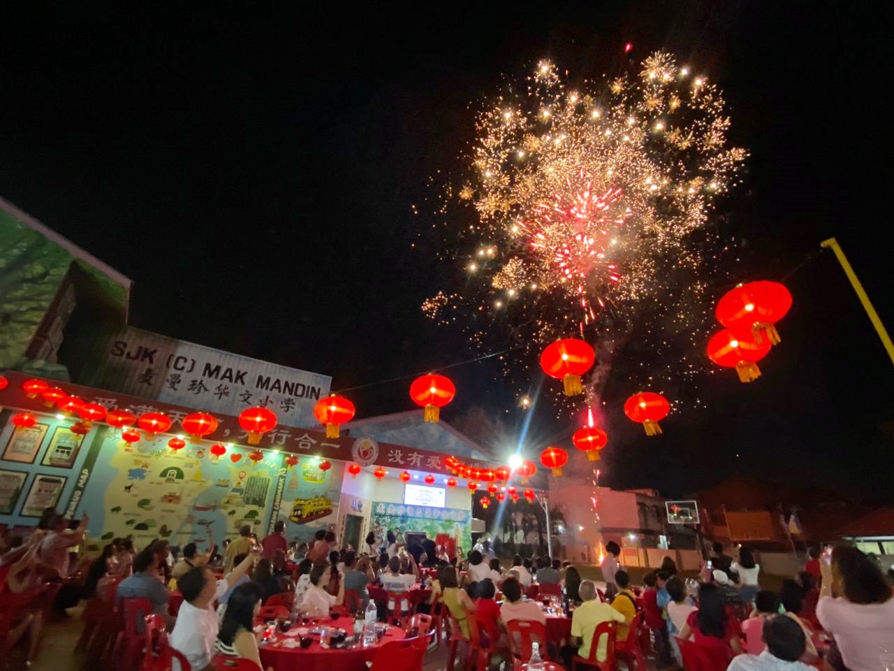 （暖势力) 麦曼珍华小别开生面的“新春古早味露天火锅”迎春活动。