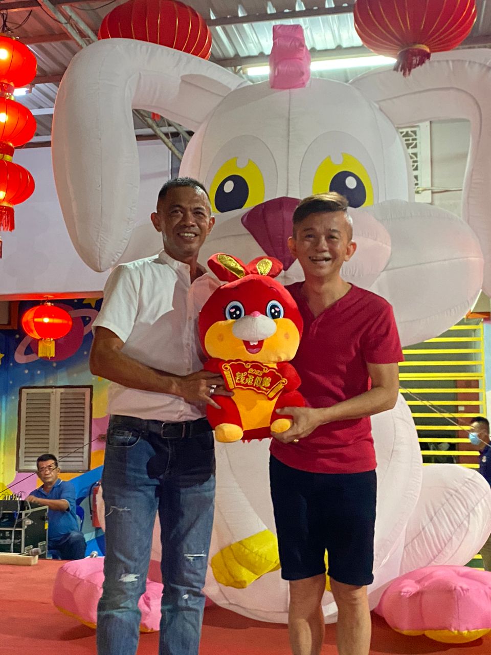 （暖势力) 麦曼珍华小别开生面的“新春古早味露天火锅”迎春活动。