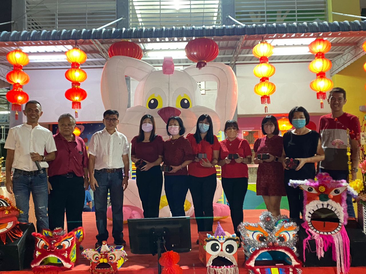 （暖势力) 麦曼珍华小别开生面的“新春古早味露天火锅”迎春活动。