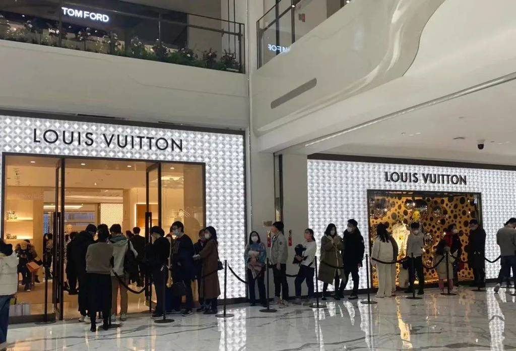 LV要涨价？赶在涨价前下单 中国多地LV店大排长龙