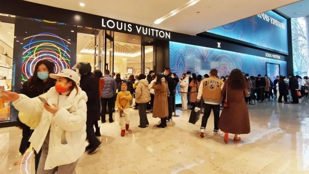 LV要涨价？赶在涨价前下单 中国多地LV店大排长龙