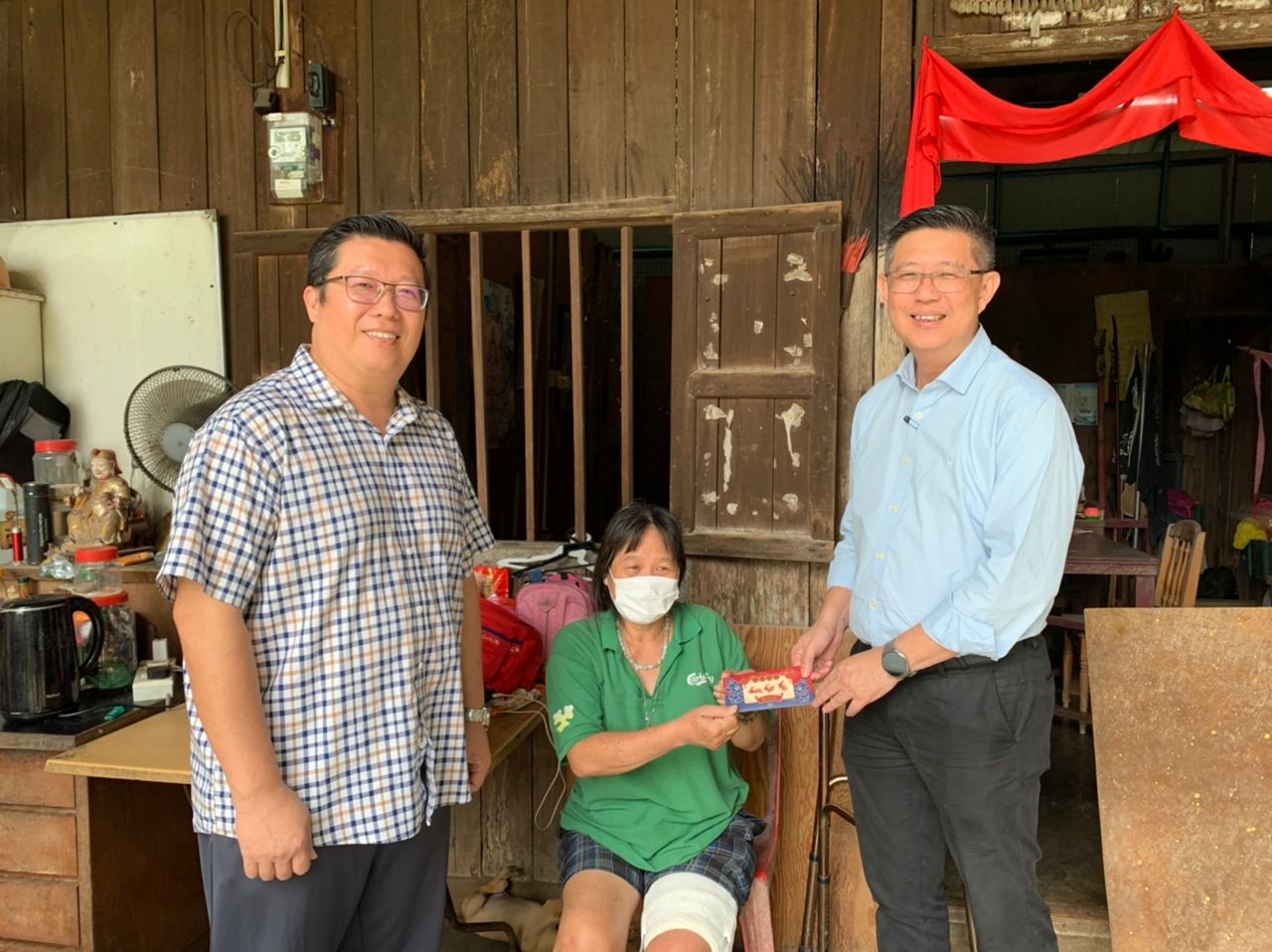 ma//“阿嫲”送外孙女上学时车祸 杨焕源移交善款帮助