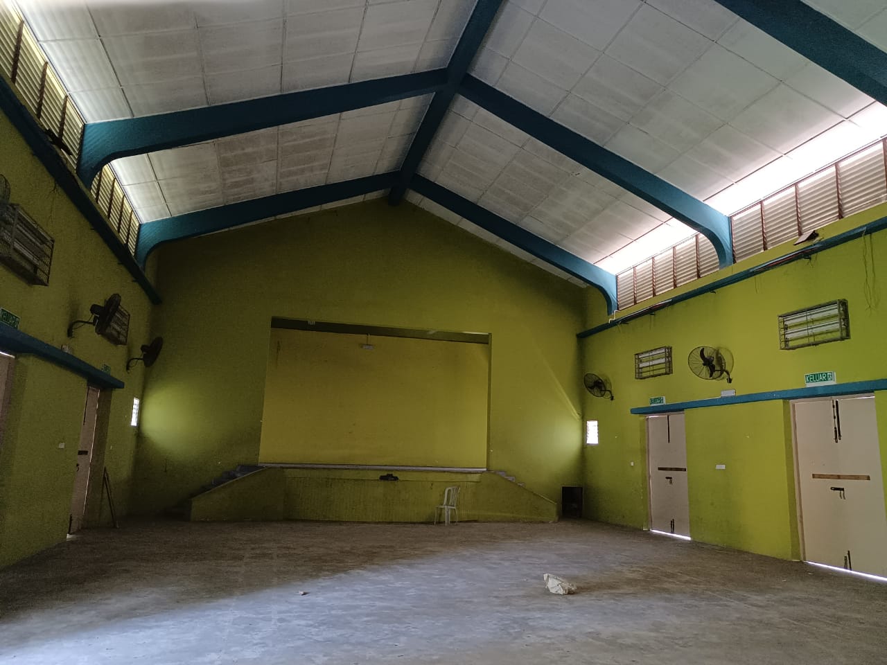 me03主文-大都会/蕉赖十一哩新村民众会堂丢空3年,脏乱,摇摇欲坠的大树成为计时炸弹