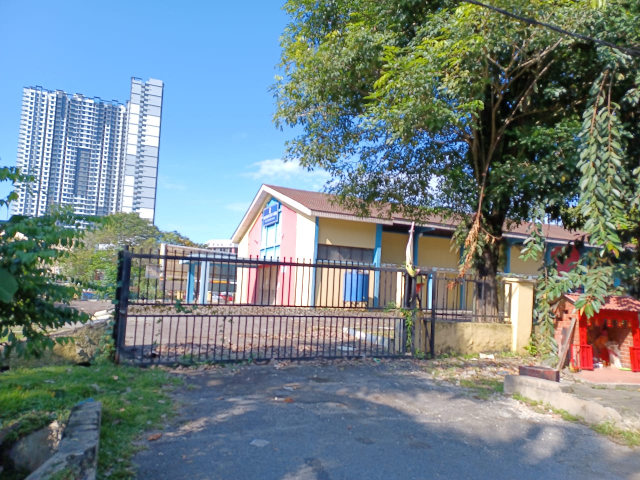 me03主文-大都会/蕉赖十一哩新村民众会堂丢空3年,脏乱,摇摇欲坠的大树成为计时炸弹