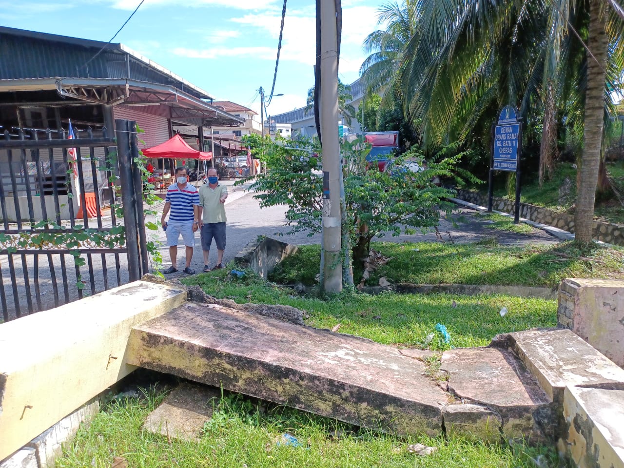 me03主文-大都会/蕉赖十一哩新村民众会堂丢空3年,脏乱,摇摇欲坠的大树成为计时炸弹