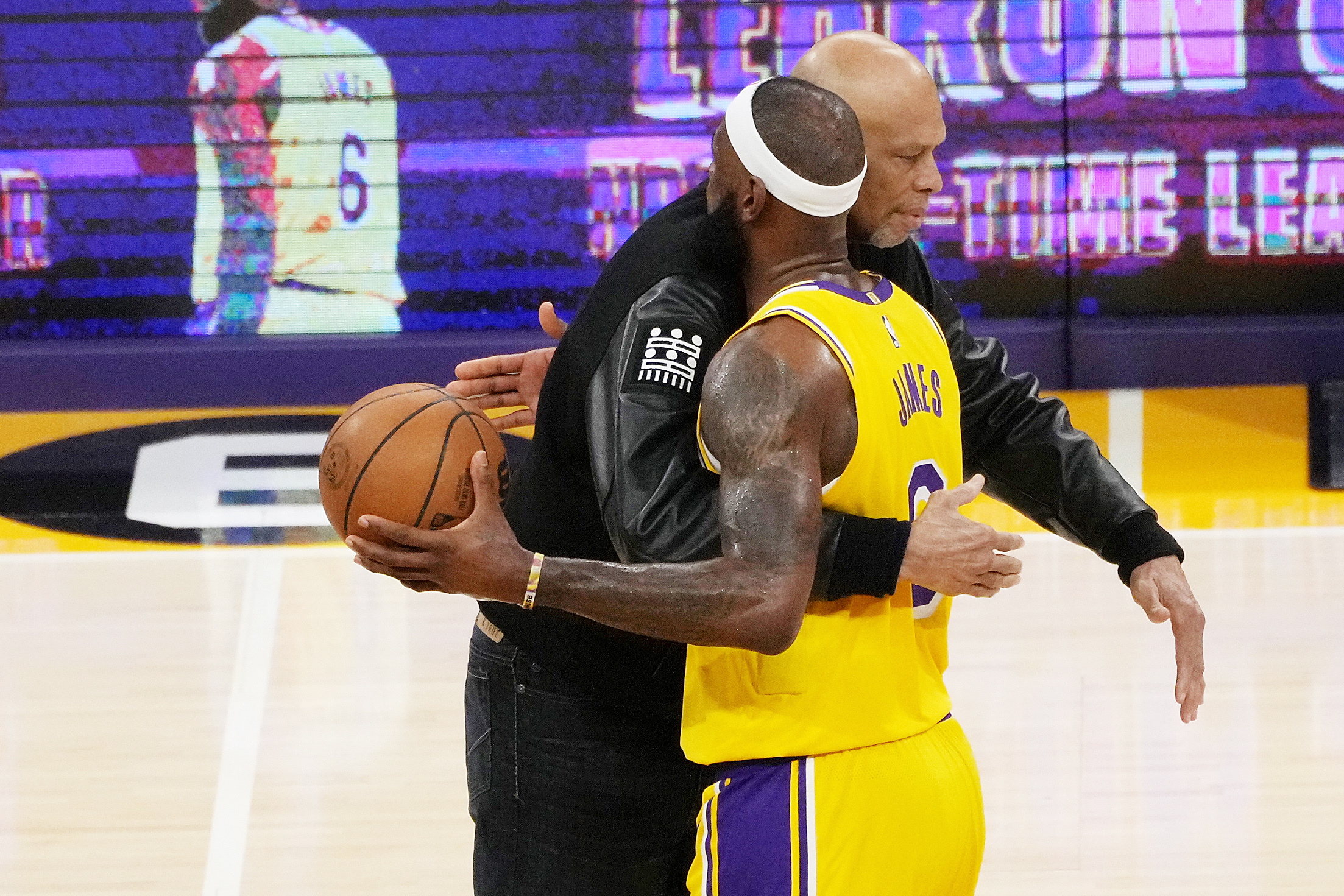 NBA| 超越天勾膺历史得分王 詹皇流下英雄泪