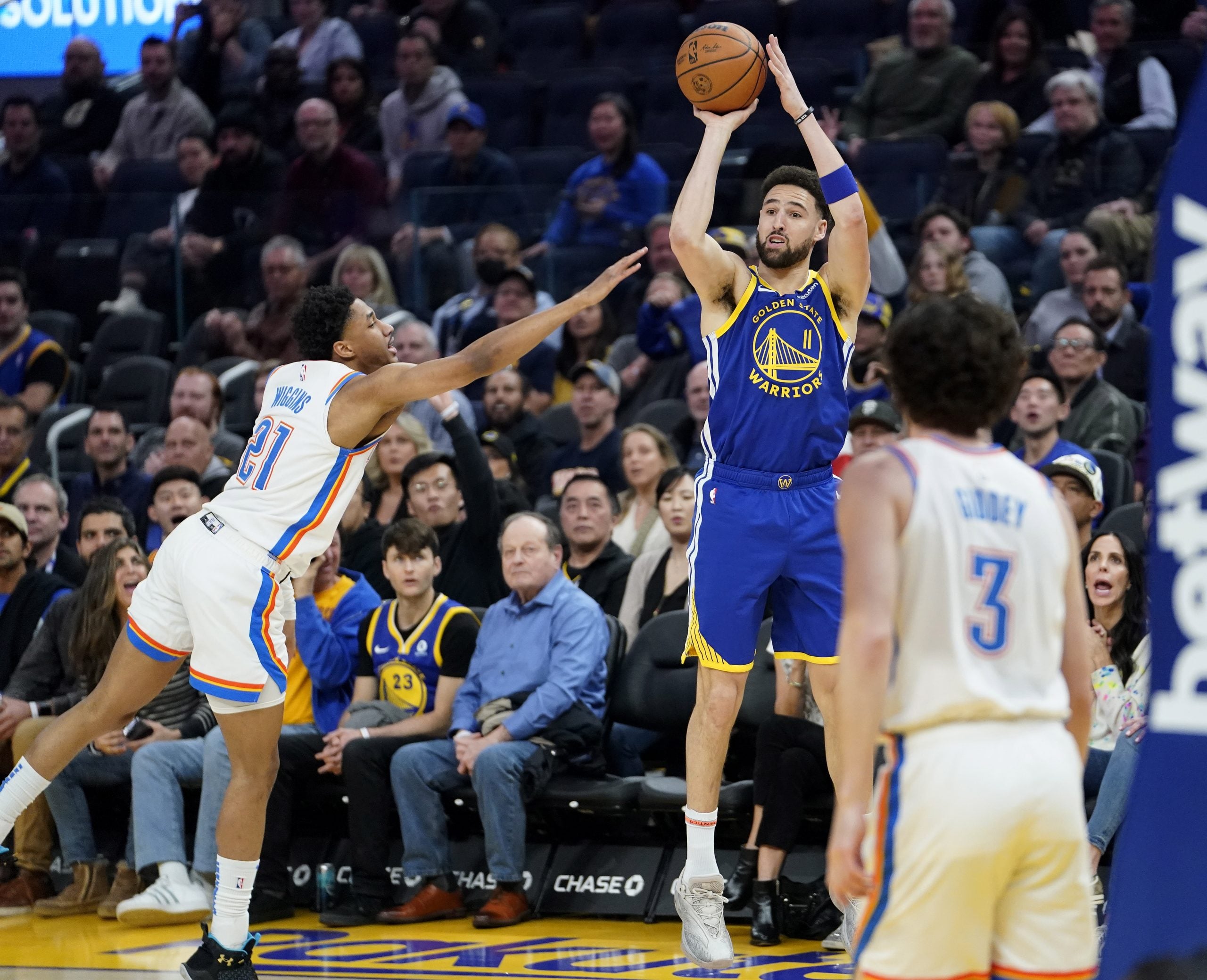 NBA|柯里伤缺下率勇士主场大胜 汤普森12记三分弹扫“雷”