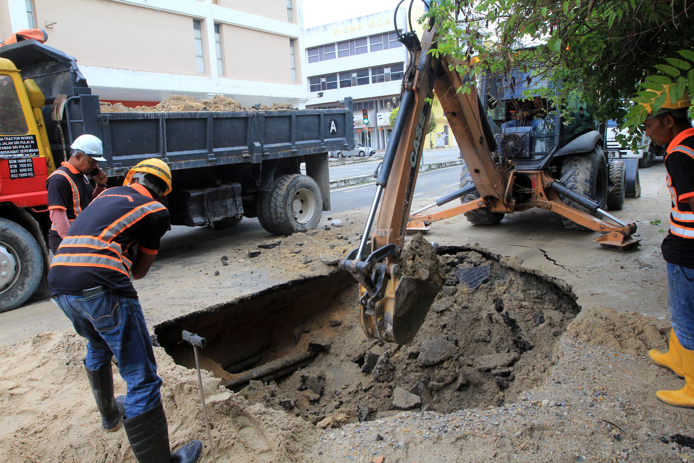 NS主文/水管维修工程留“手尾”,端姑慕纳威路“沙尘滚滚”