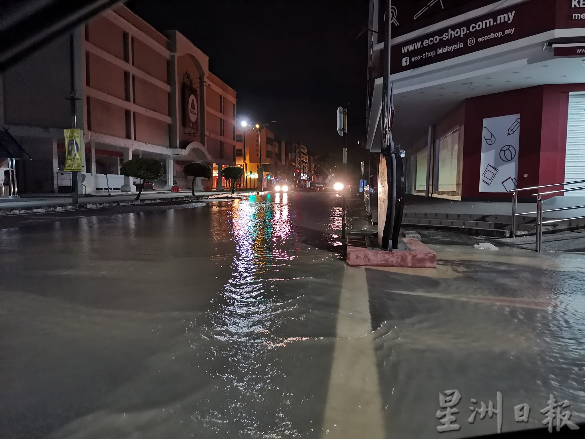 NS封面主文/市区主道地下水管爆裂,引发“水灾”