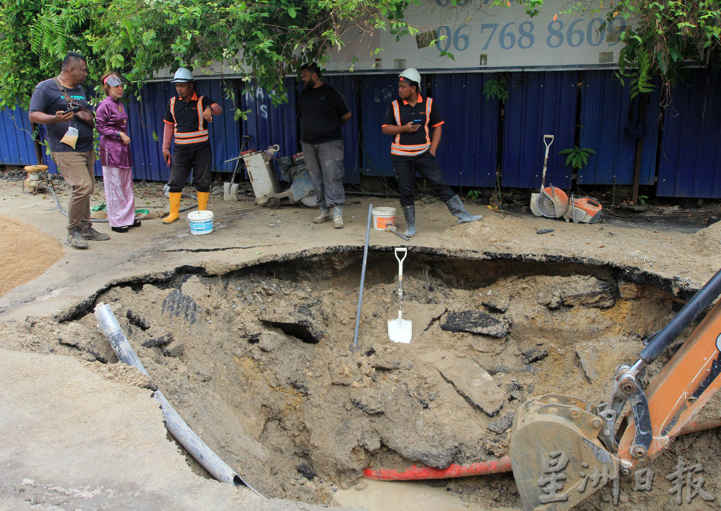 NS封面主文/市区主道地下水管爆裂,引发“水灾”