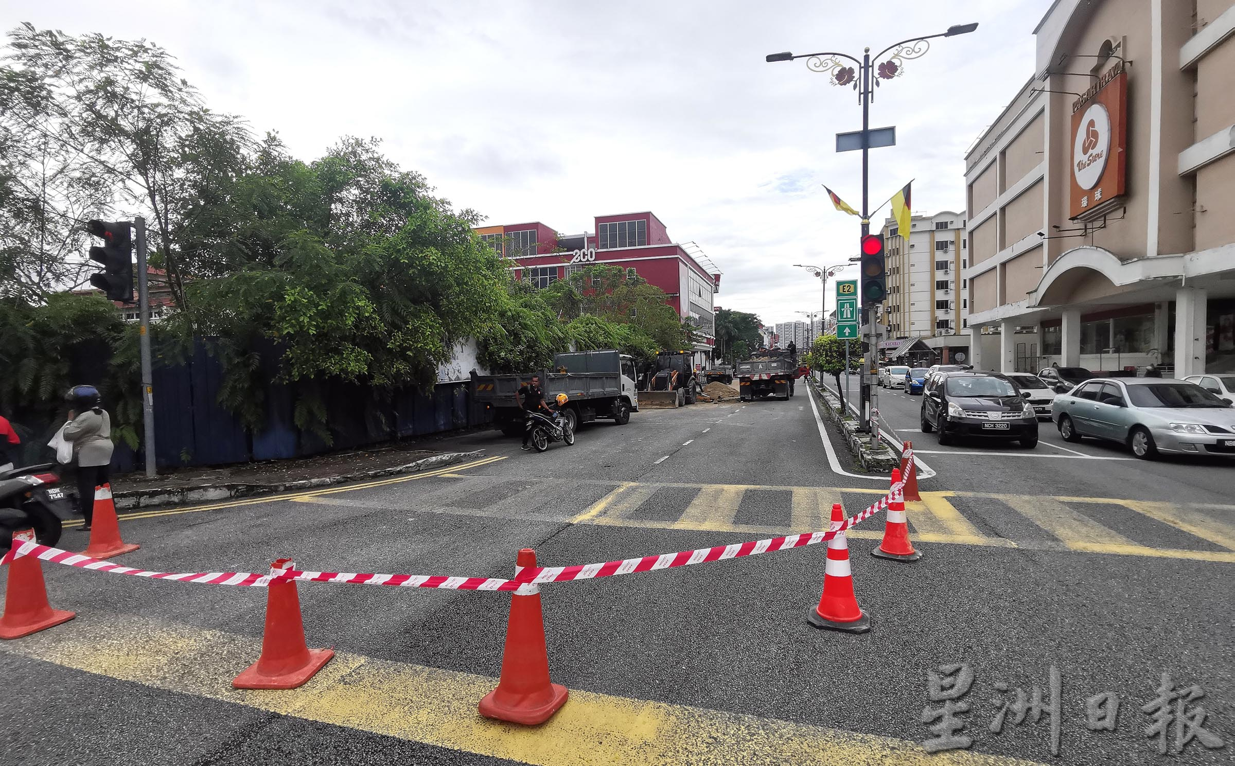 NS封面主文/市区主道地下水管爆裂,引发“水灾”